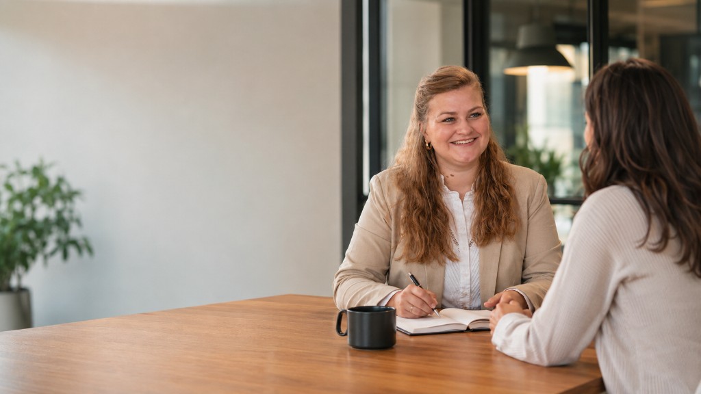 HR-adviseur in gesprek met een mkb-ondernemer aan een bureau